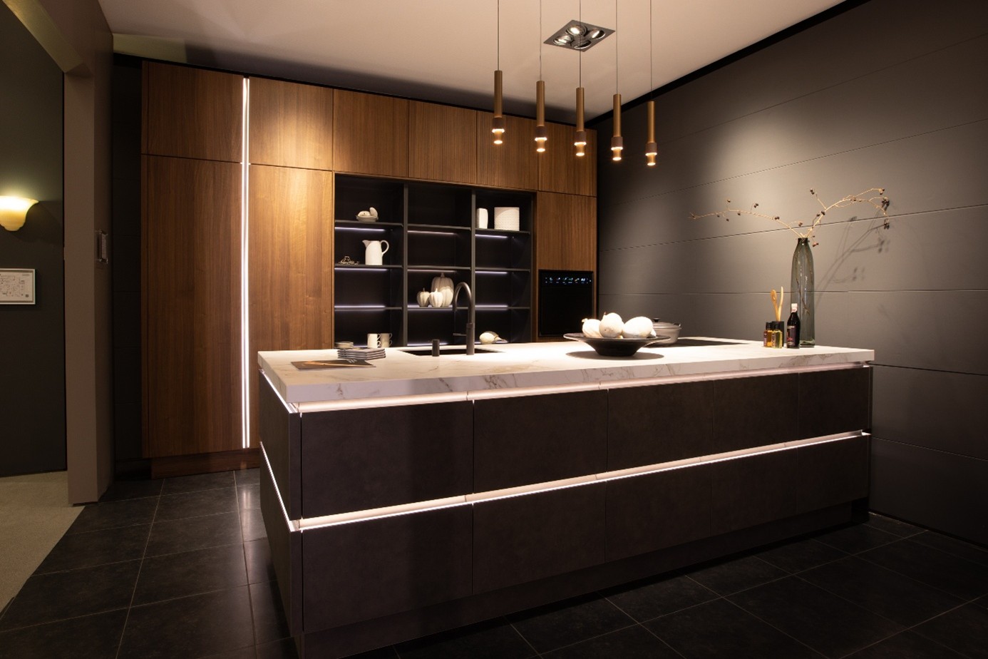 donkere keuken met kookeiland en hout