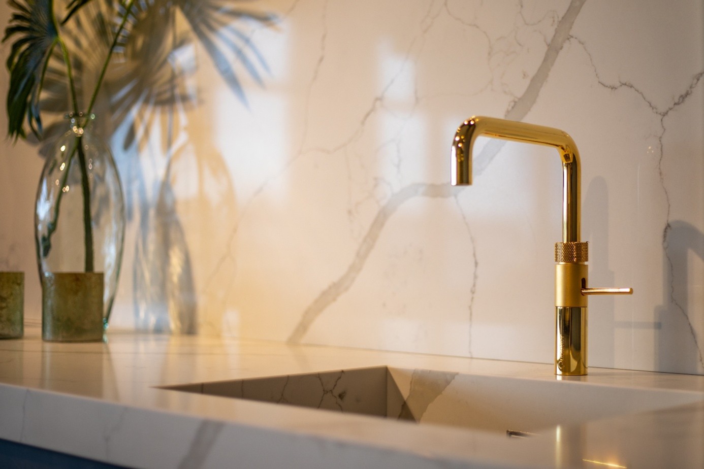 wasbak met kraan in keuken