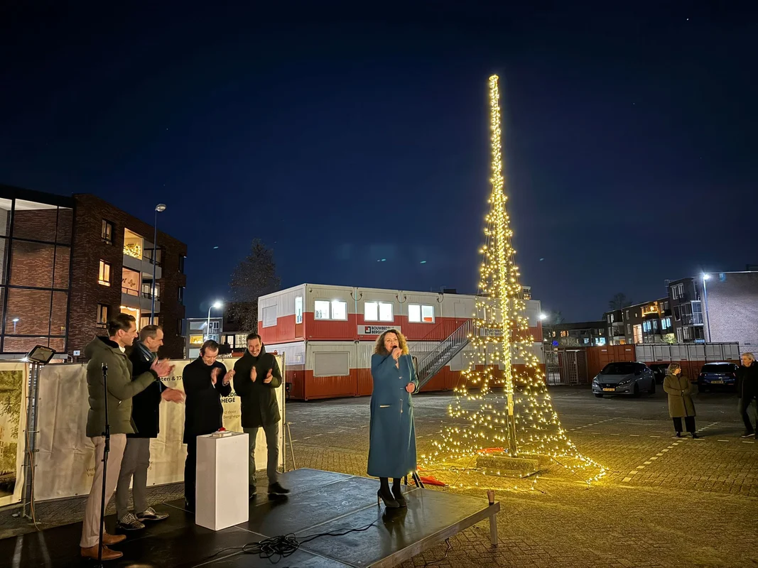 Het kerstlicht schijnt op de bouwplaats van Linck